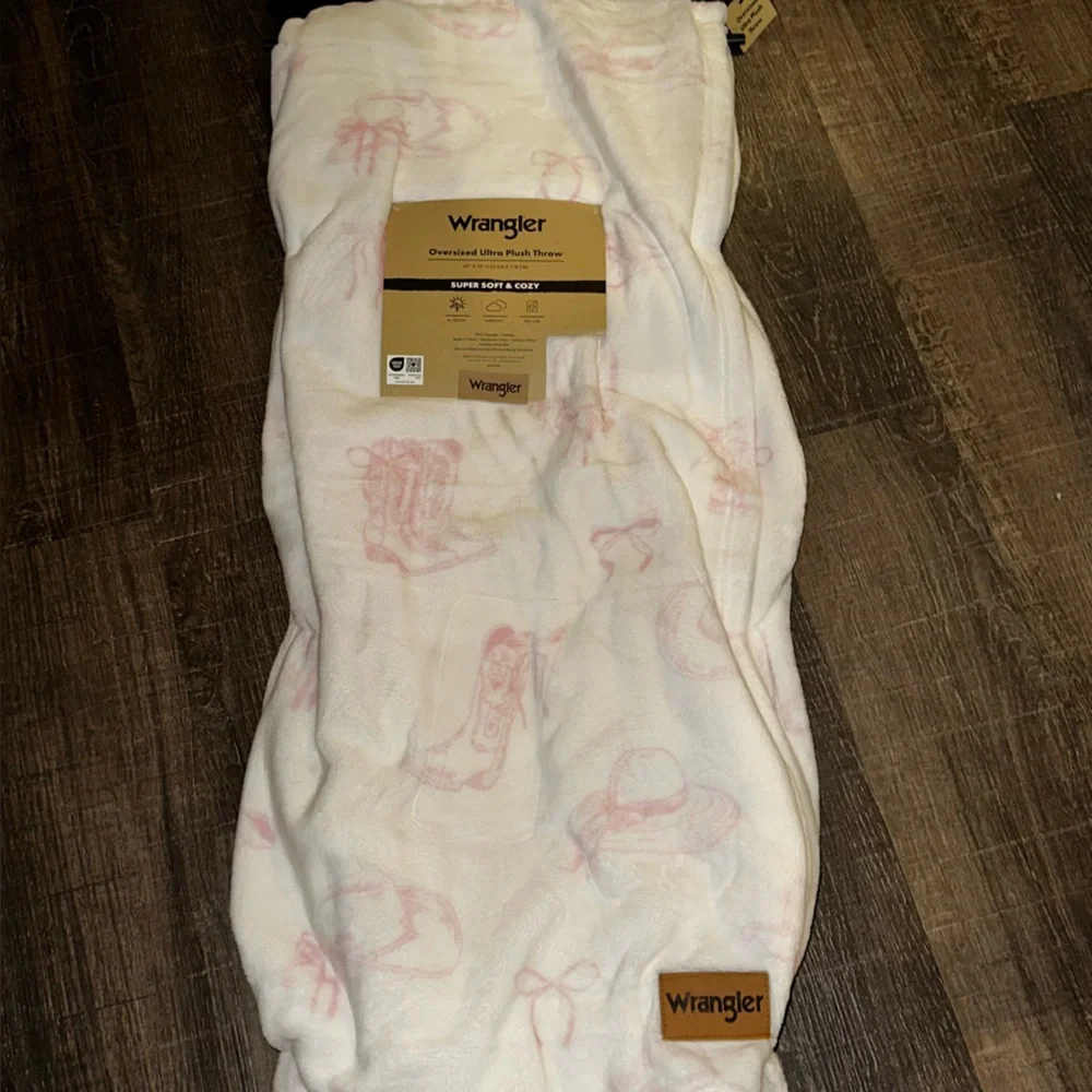 NEW WRANGLER Oversized Plush Throw Blanket Cowgirl Pink/White 60”x70”